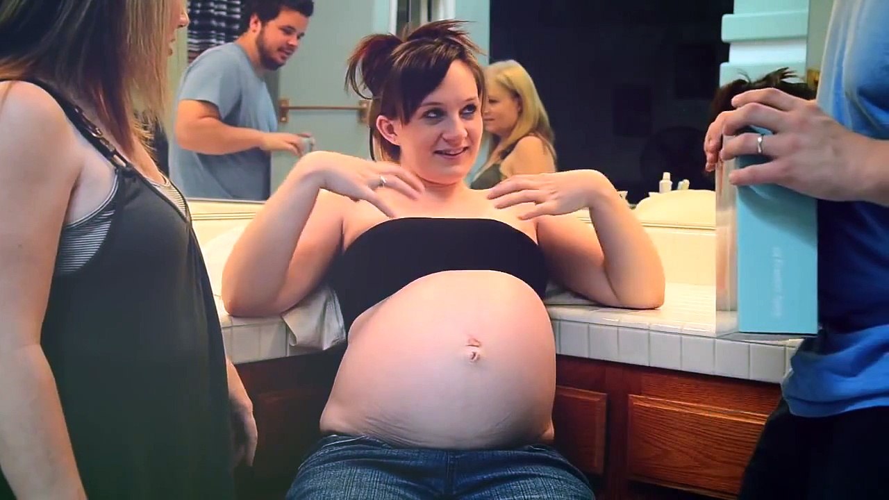 Making a belly cast #bellycast #firsttimemom #viralvideo #SAMA28 #preg