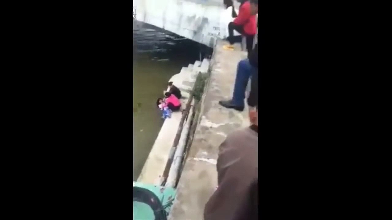 Une mère hystérique menace de noyer sa fille dans la rivière pour lui donner une leçon... Dingue