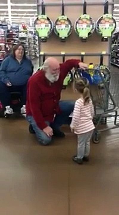 Une petite fille pense que ce client de supermarché est le père noel... Trop mignon