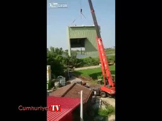 Dev vinç böyle devrildi