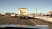Un flic saute dans un camion en marche