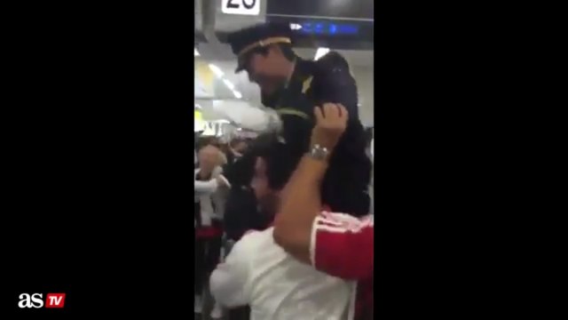 Segurança de metrô no Japão tenta conter torcedores do River, mas 'acaba' na festa