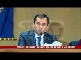 下载视频: KËSHILLI BASHKIAK, BUSHATI SQARON ARSYET E MBLEDHJES