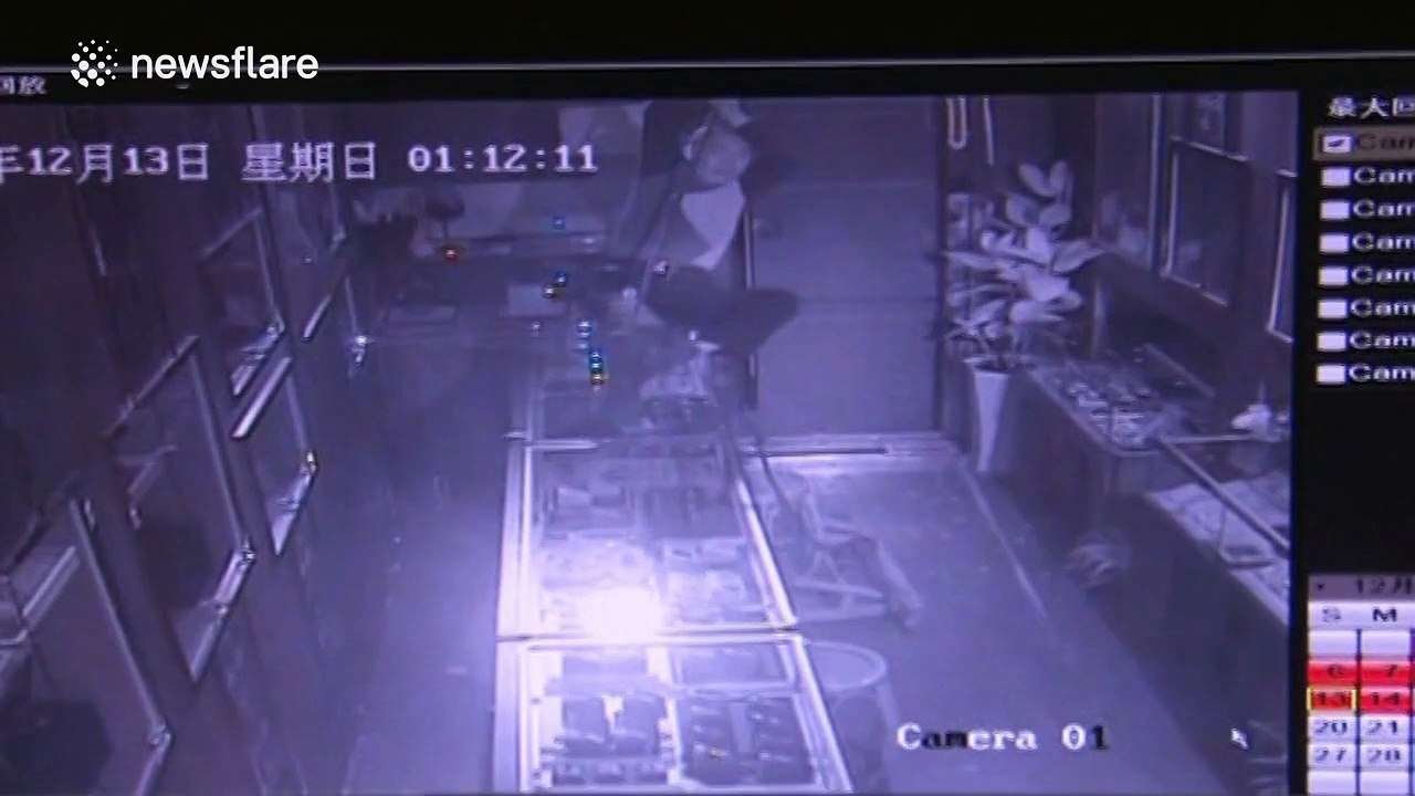 CCTV captures burglar breaking into jewellery store from ceiling