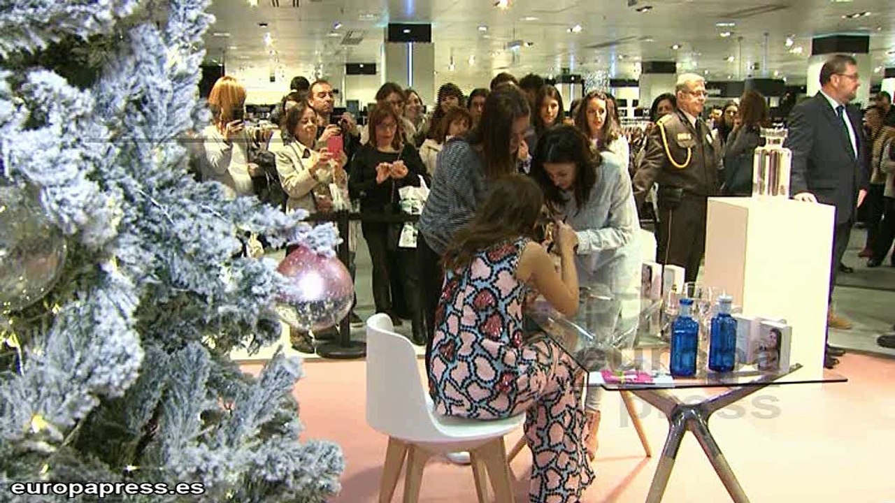 Paula Echevarría da la bienvenida a la Navidad firmando fragancias a sus fans
