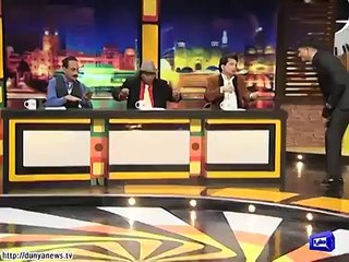 Which song Shah Rukh Khan asked DJ to sing in Mazaqraat..