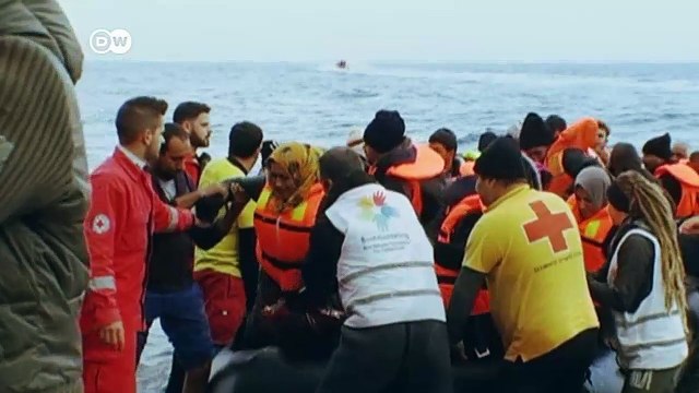 Refugee crisis: Waiting for boats in Lesbos | DW News