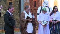 Star Wars : deux fans se marient en attendant la projection