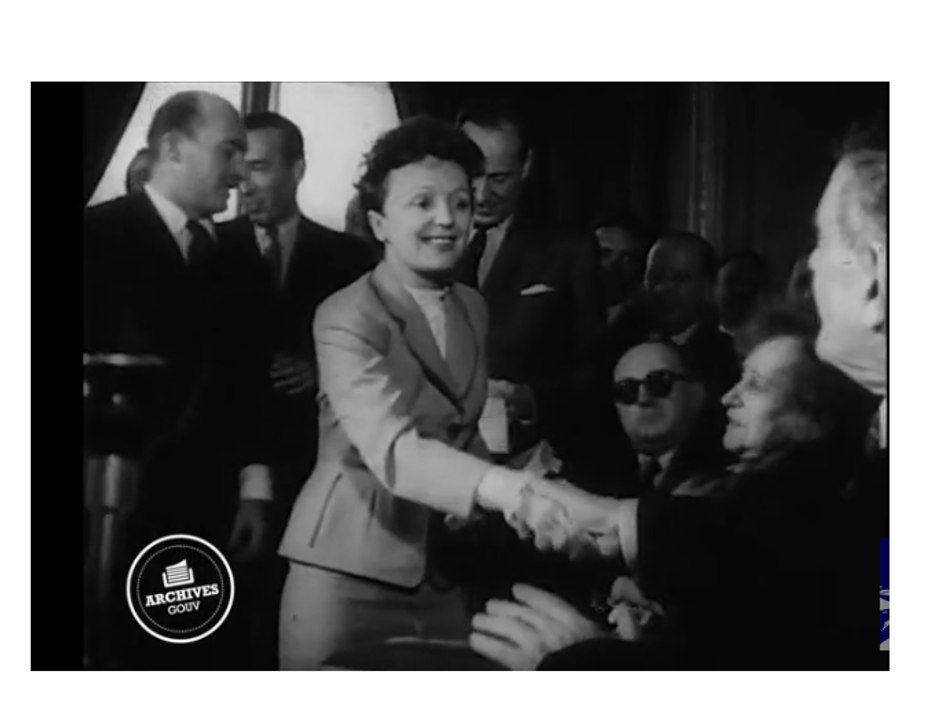 Edith Piaf reçoit le Grand Prix de l’Académie du Disque des mains d’Edouard Herriot, président de l'Assemblée nationale