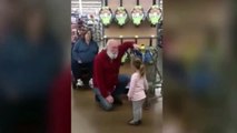 Une petite fille confond un vieux monsieur avec le Père Noël !