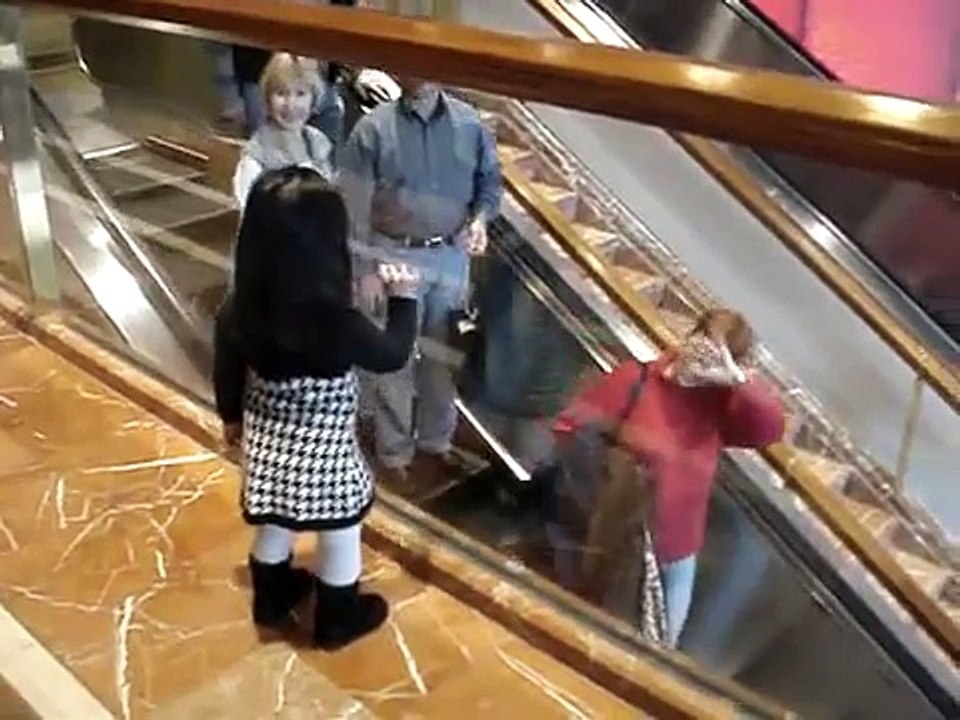 通行人に子供がバイバイ