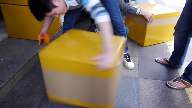 Как китайские рабочие упаковывают почтовые посылки