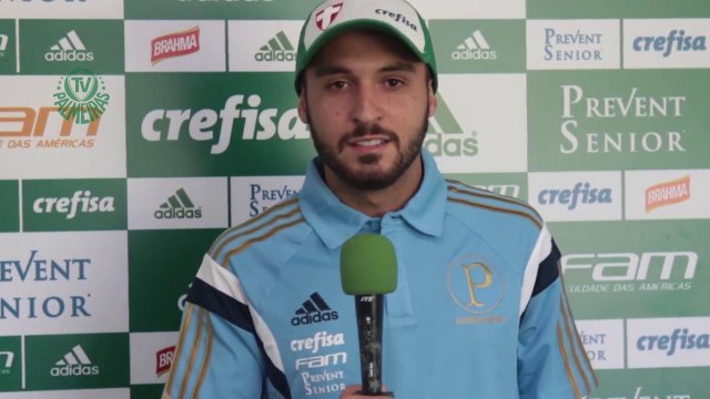 Régis assina com o Palmeiras e se apresenta para a torcida
