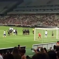 Wesley Safadão marca golaço de falta