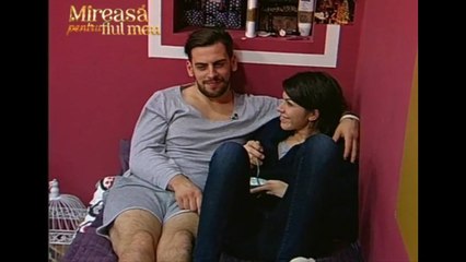 AV savurează un desert