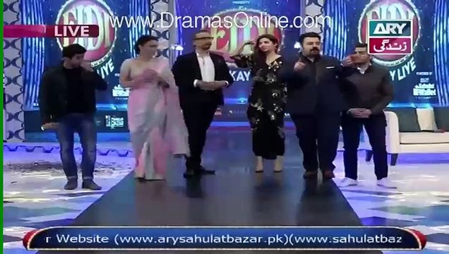 Mahira khan and other dancing on 'Shakar wanda re' in ARY show