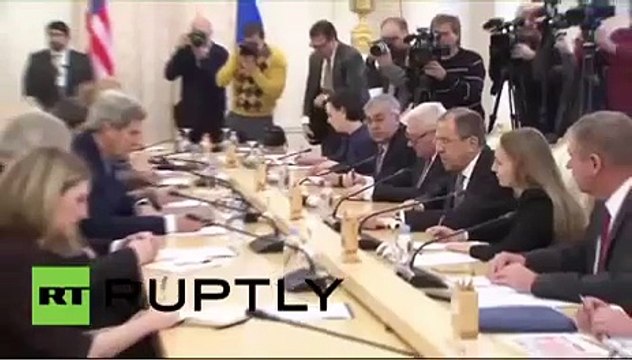 Необычный секьюрити со встречи Лаврова и Керри стал героем мемов