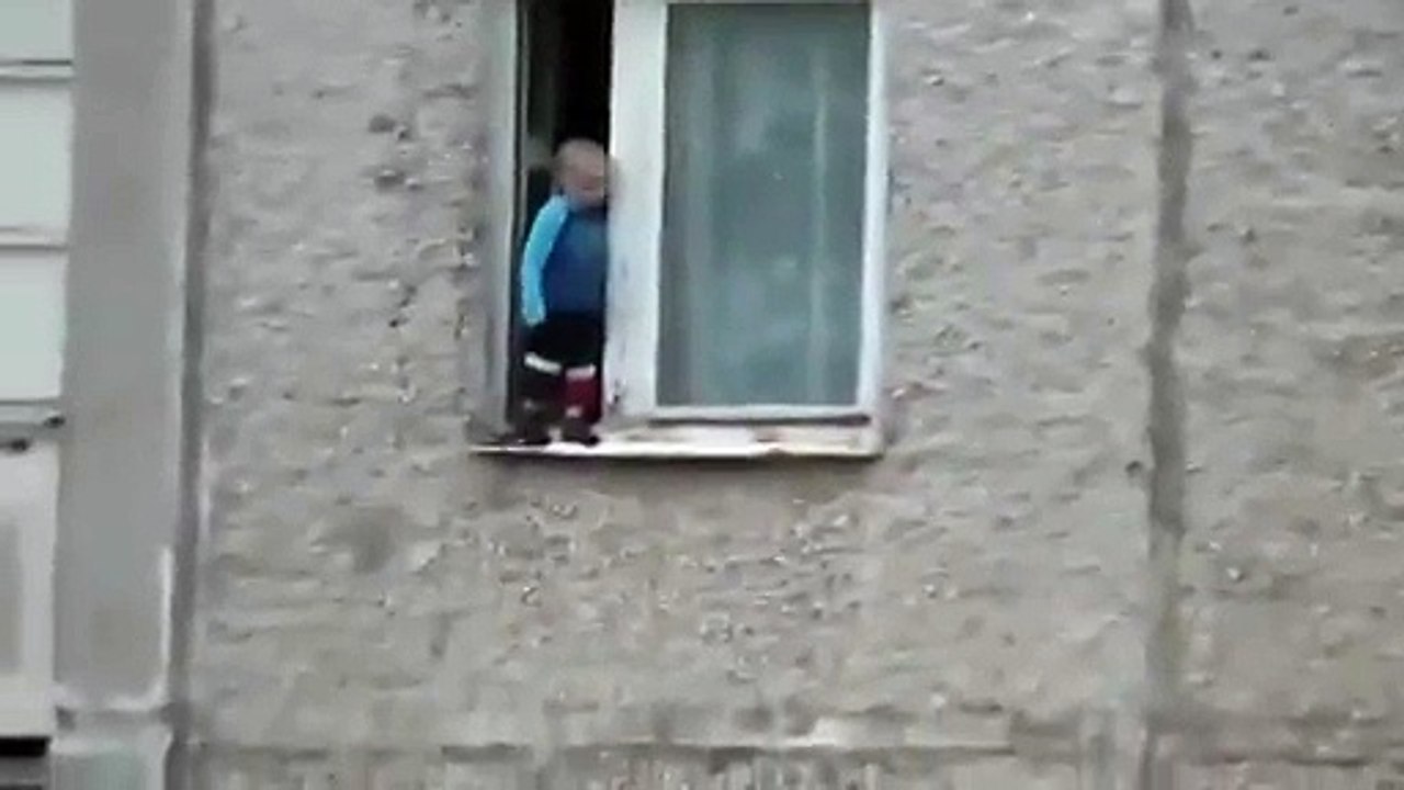 8 этаж,открытое окно и малыш. Просто жесть
