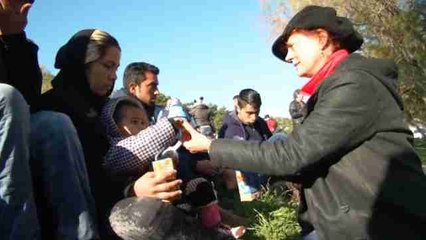 Susan Sarandon ayuda en la recepción de refugiados en Lesbos