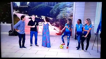Fátima Bernardes toma bolada no rosto (AO VIVO)