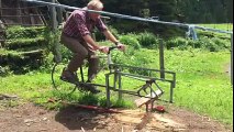 Un homme a modifié un vélo pour couper du bois sur les alpages du Rezliberg, en Suisse.