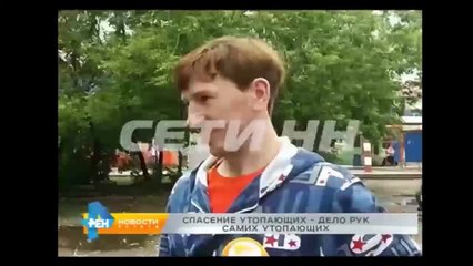 Мужик в одиночку решил вычерпать огромную лужу на дороге