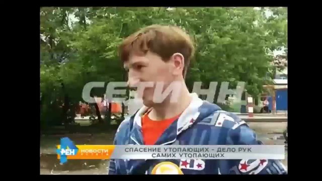 Мужик в одиночку решил вычерпать огромную лужу на дороге