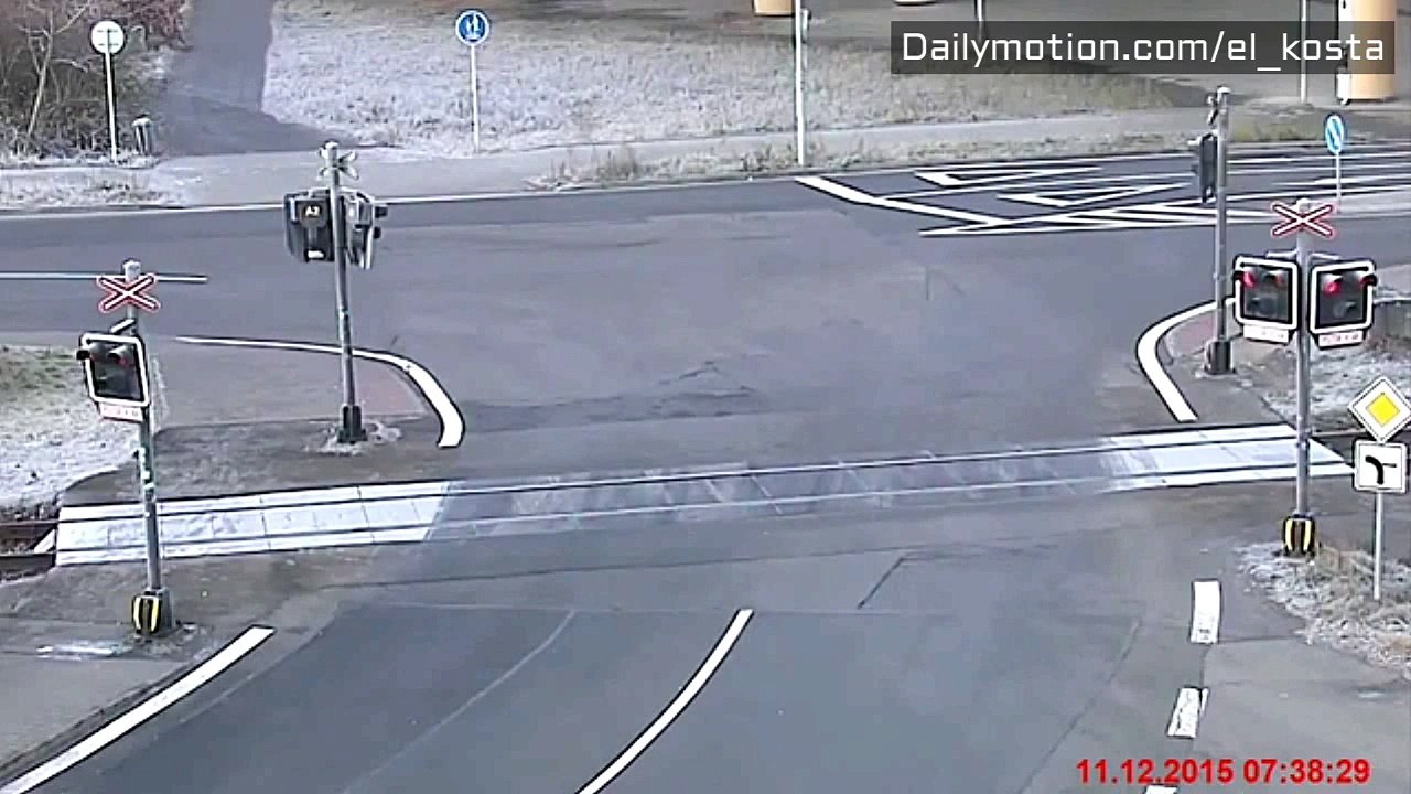 Acidente entre comboio e camião