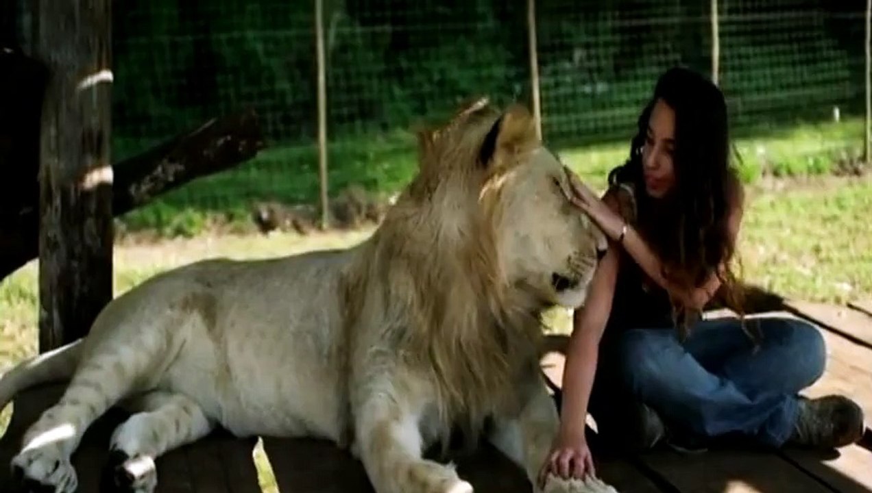 OMG!! What is she doing with Lion ????