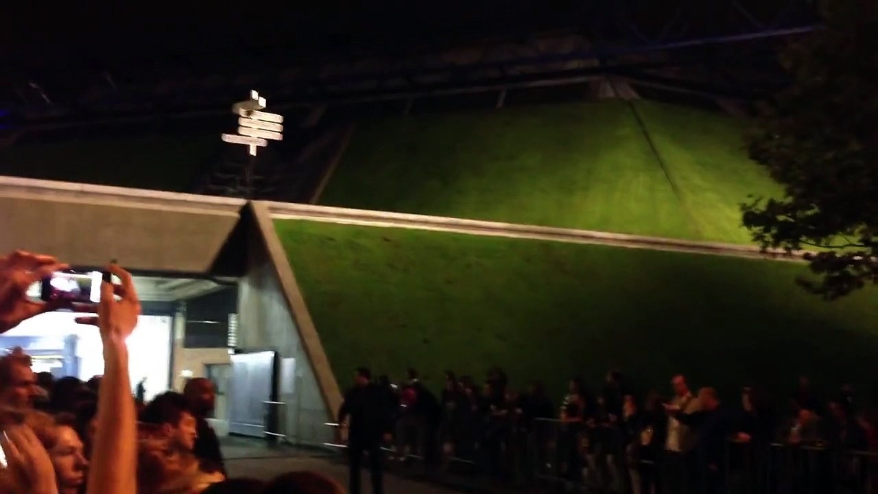 Sortie de Mylene Farmer après le concert -  Bercy - 13/09/13