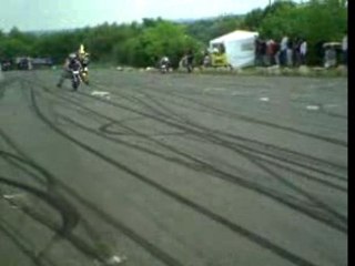 A Angoulême Burn sur la parking d'un magasin de moto 1