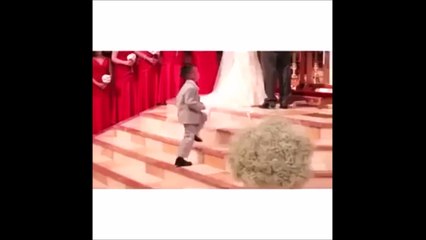 Mal-entendu entre le curé et l'enfant de coeur en plein mariage... Tape dans ma main!!!