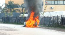 Teverola (CE) - Auto in fiamme nella zona ASI (19.12.15)