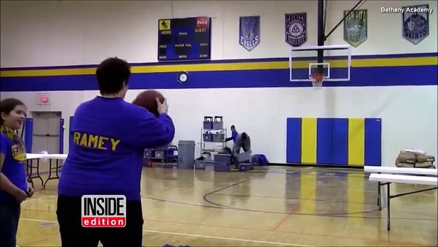 Une mama marque un panier du milieu du terrain et remporte les frais de scolarité de sa fille