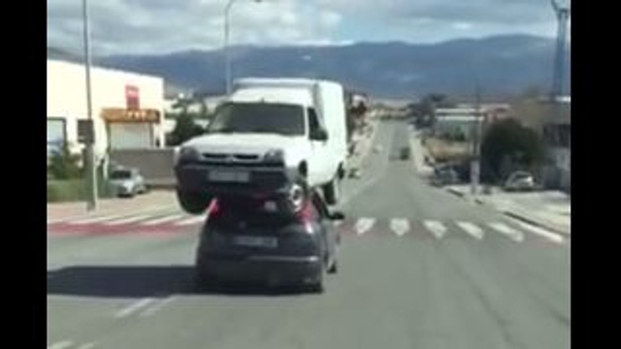 Un véhicule utilitaire sur une voiture