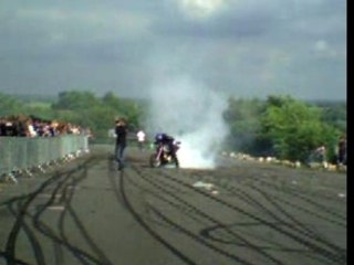 A Angoulême Burn sur la parking d'un magasin de moto 1