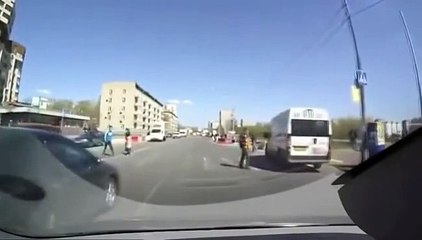 yaya geçidinde çocuğu hanıma verip kavgaya giden adam