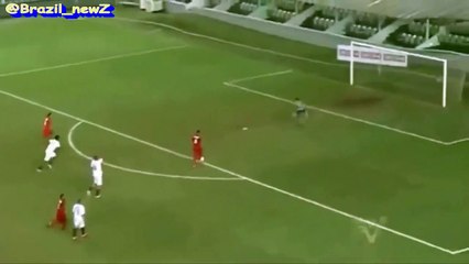 Geuvânio marque d’un coup du sombrero fabuleux