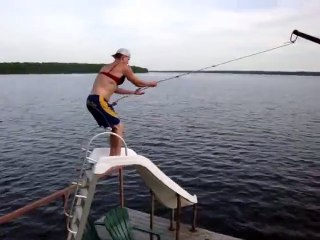 su kaydırağından ipe tutunup kaymak (fail)