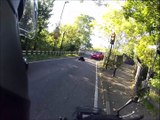 Un motard sauve cette femme qui essaie de se suicider au milieu de la route