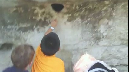 Çocukların Bulduğu Deliğe Adam Elini Sokunca..