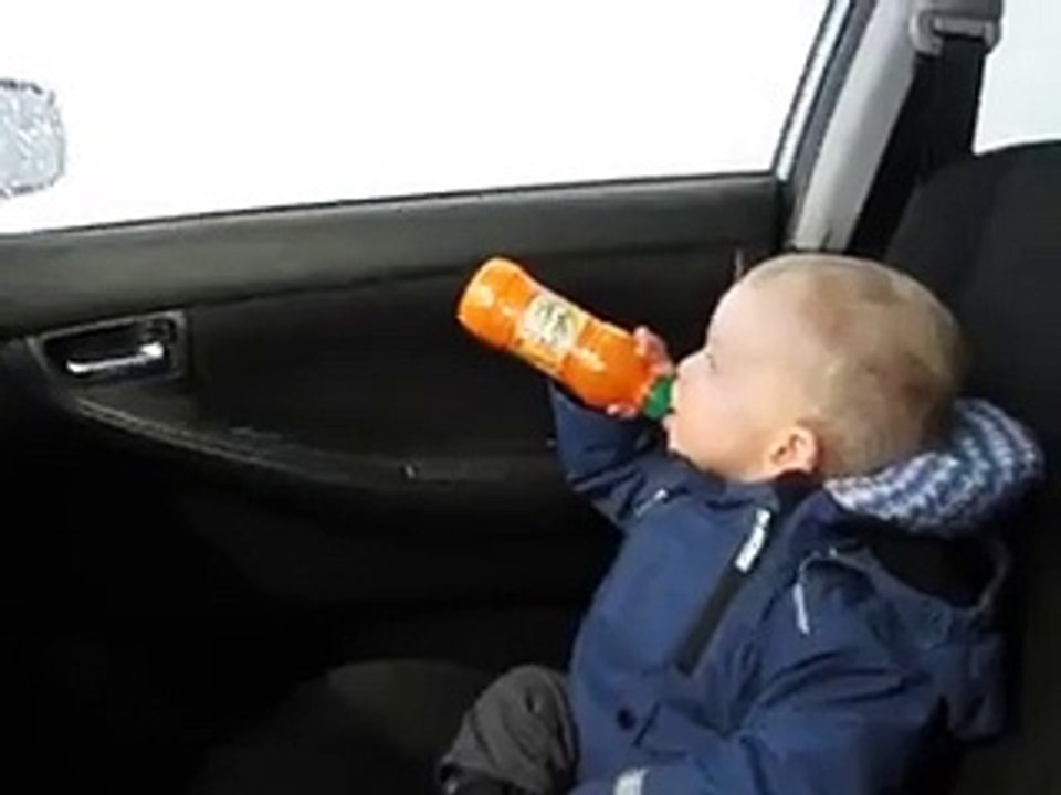 Oto Yıkamayı İlk Defa Gören Bebeğin Tepkisi :))))