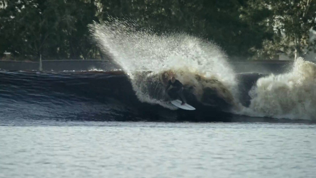 Kelly Slater created and tests this amazing Artificial Wave! Surf Session