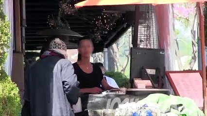 Si finge un barbone e viene cacciato dal ristorante, ma appena lo vedono dentro una Ferrari...