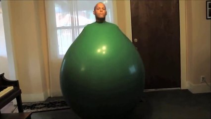 Un homme ballon danse sur de la musique house