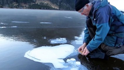 Мужик поджигает метан подо льдом на озере