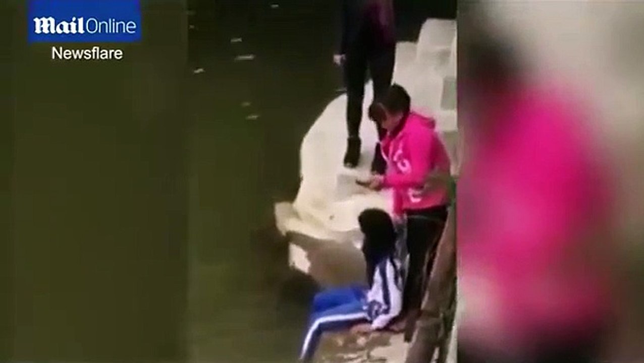 Mẹ nén con xuống dòng nước chảy xiết chỉ vì bị điểm kém
