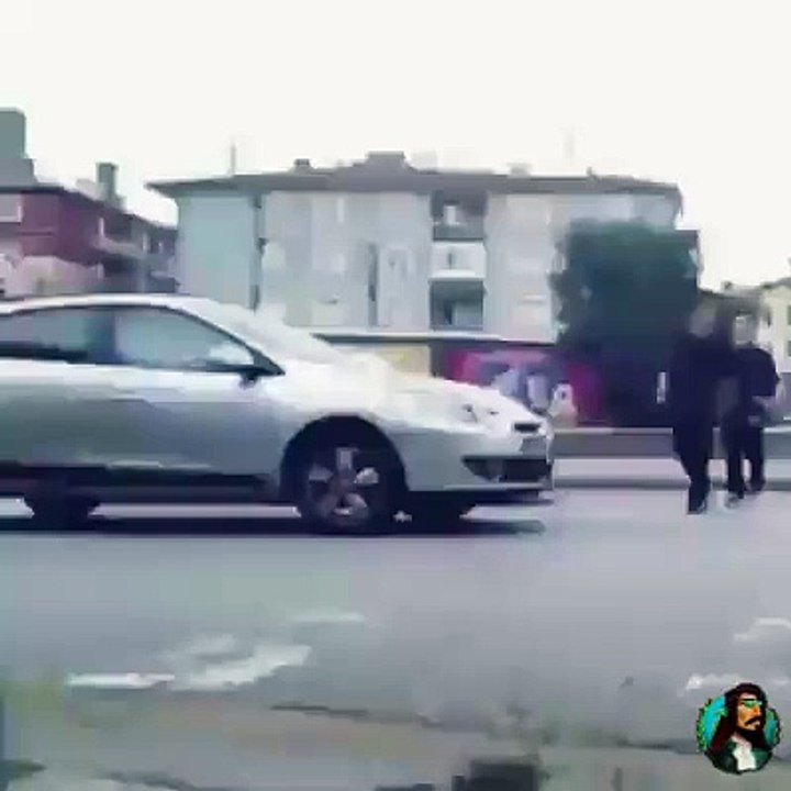 Aracı Trolleyen Liselilier