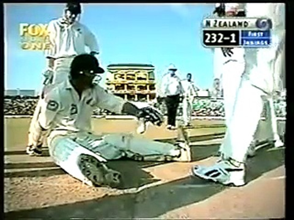 the funniest cricket video of all time, Indian team cant control laughter, hilarious!