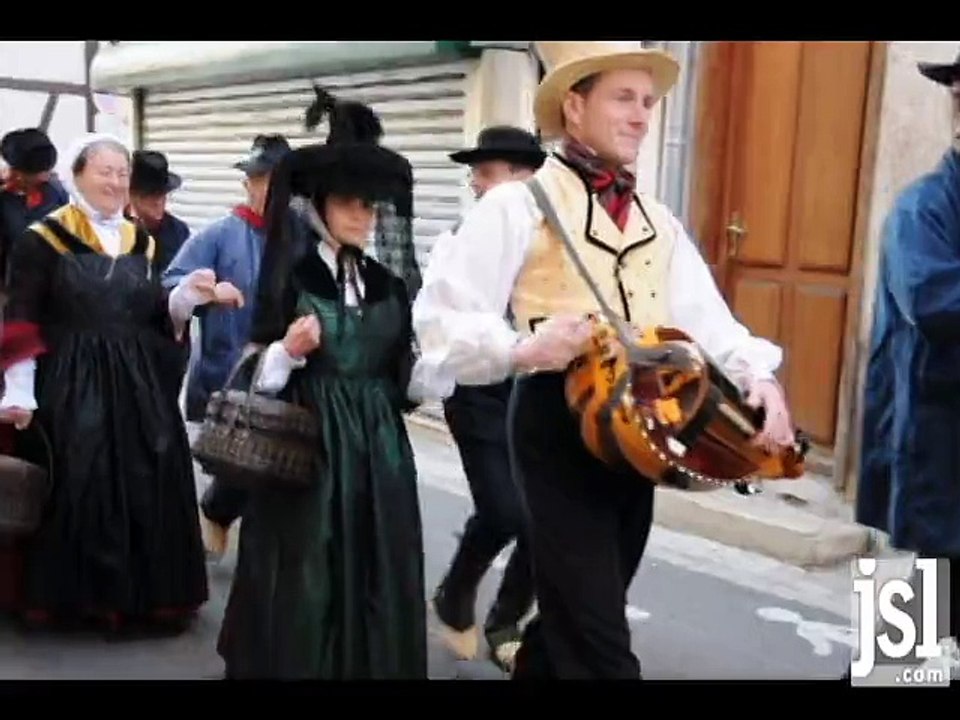 Danses traditionnelles bressanes dans les rues de Louhans avec les danseurs de Romenay